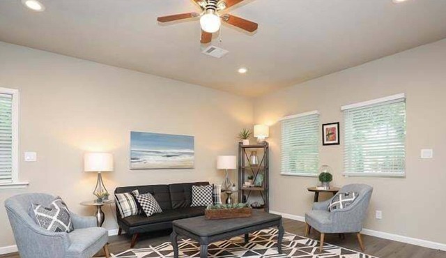 This duplex is a 3 bedroom(s), 2.5 bathrooms, located in Pasadena, TX.