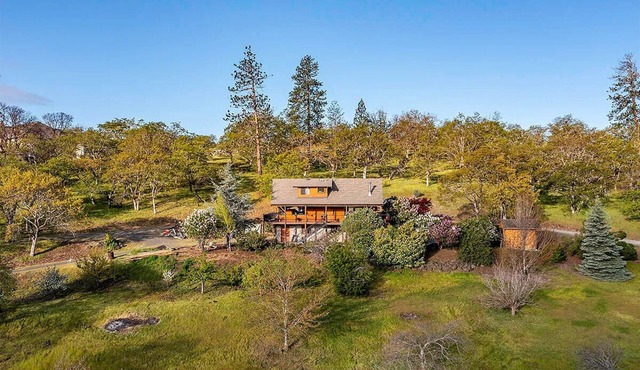 Tranquil, private retreat with stunning views yet close to everything.