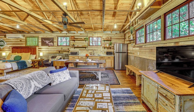 Unique Eureka Springs Cabin: Deck & Forest Views!