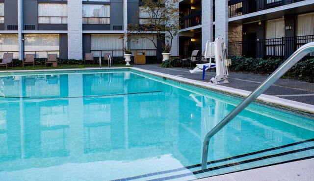 Upscale Multi-Bed Stay | Courtyard Pool | 1.2 mi to Bellevue Arts Museum