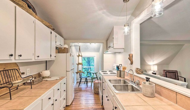 Upscale Rustic Duplex on Stream, Near Blowing Rock
