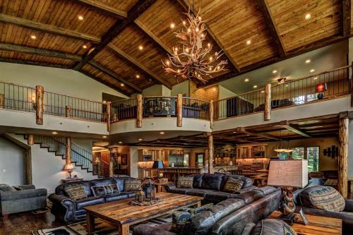 Whispering Pines Lodge: 9 Bedroom