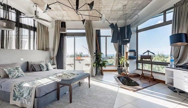Unique Designer Studio in shared villa,Pool, Jacuzzi.